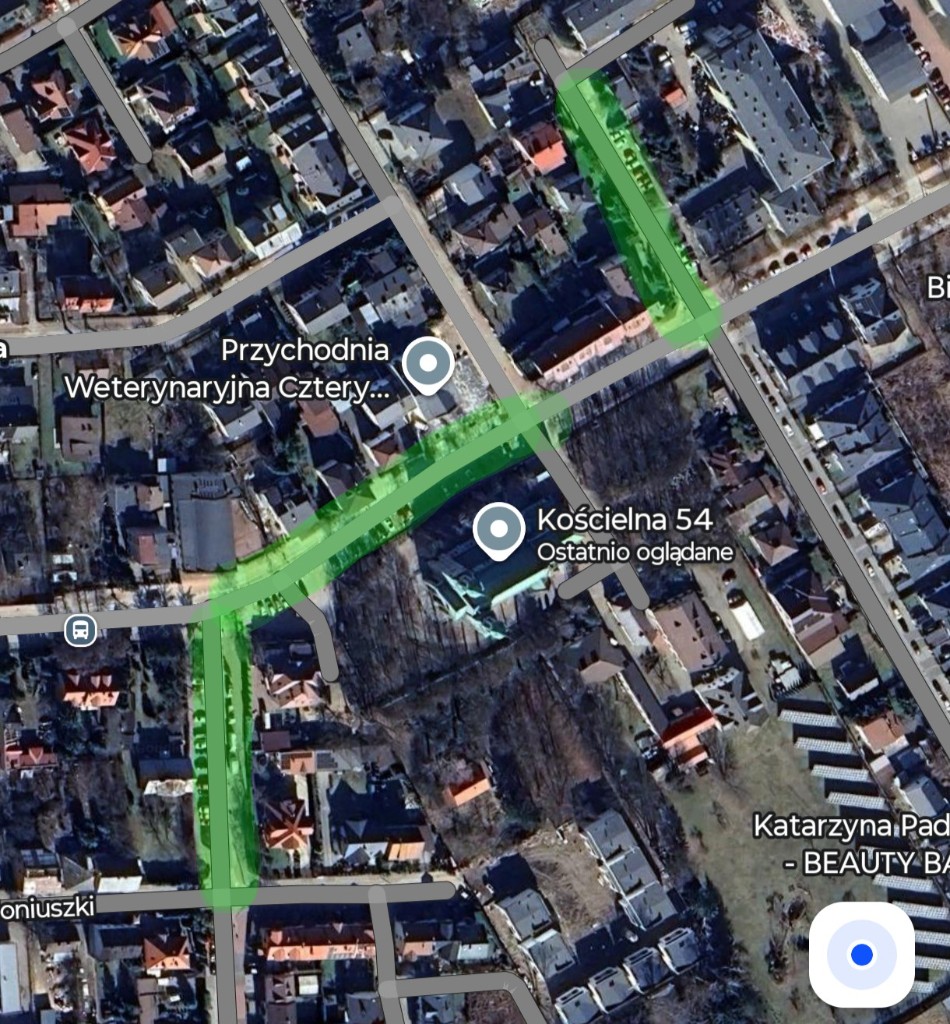 Mapa parkingu przy kościele — zielone oznaczenia wskazują miejsca, gdzie najlepiej zaparkować