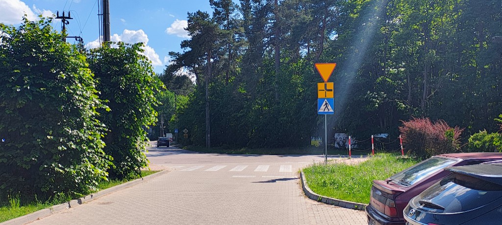 Początek parkingu przy ul. Kąpielowej